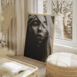 poster portrait femme en noir et blanc salon beige.webp