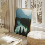 poster riviere turquoise et montagnes salon beige.webp