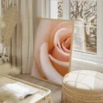 poster rose blanche douce salon beige.webp
