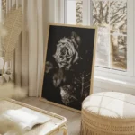 poster rose noire et blanche salon beige.webp