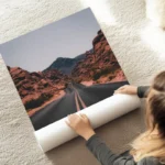 poster route desertique rouge au sol.webp