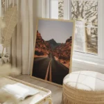 poster route desertique rouge salon beige.webp