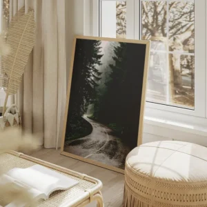 poster route sinueuse dans la foret salon beige.webp