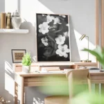 poster serpent noir et fleurs bureau.webp