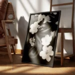 poster serpent noir et fleurs encadre.webp