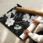 poster serpent noir et fleurs enroule.webp