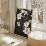 poster serpent noir et fleurs salon beige.webp