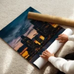 poster silhouettes de batiments au coucher de soleil enroule.webp