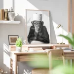poster singe amusant avec rouleau de papier bureau.webp