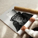 poster singe amusant avec rouleau de papier enroule.webp