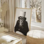 poster singe amusant avec rouleau de papier salon beige.webp