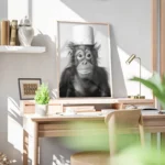 poster singe avec chapeau bureau.webp