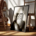 poster singe avec chapeau encadre.webp