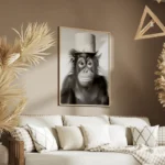 poster singe avec chapeau salon.webp