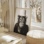 poster singe avec chapeau salon beige.webp