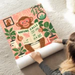 poster singe lisant le journal au sol.webp