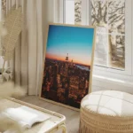 poster skyline new york nuit salon beige.webp