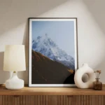 poster sommet de montagne enneige meuble.webp