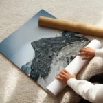 poster sommet montagne enneige enroule.webp