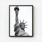 poster statue de la liberte minimaliste avec cadre.webp