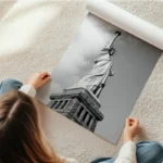 poster statue de la liberte noir et blanc en rouleau.webp