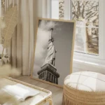 poster statue de la liberte noir et blanc salon beige.webp