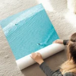 poster surfeurs sur eau turquoise au sol.webp