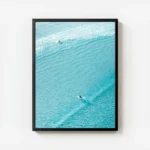 poster surfeurs sur eau turquoise avec cadre.webp
