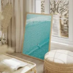 poster surfeurs sur eau turquoise salon beige.webp