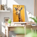 poster tete de girafe sur fond orange bureau.webp