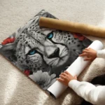 poster tete de guepard noir et blanc avec yeux bleus enroule.webp