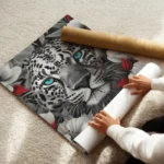poster tete de leopard noir et blanc yeux bleus enroule.webp