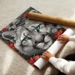 poster tete de puma noir et blanc aux yeux bleus enroule.webp