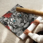 poster tete de tigre aux yeux bleus enroule.webp