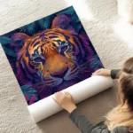 poster tigre iridescent jungle au sol.webp