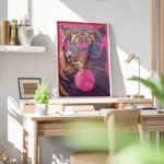 poster tigre lunettes roses bureau.webp
