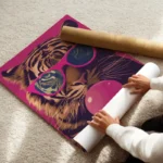 poster tigre lunettes roses enroule.webp