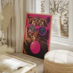 poster tigre lunettes roses salon beige.webp