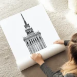 poster tour gothique en noir et blanc au sol.webp