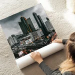 poster ville moderne nuit au sol.webp