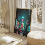 poster ville nocturne illuminee salon beige.webp
