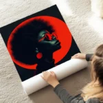 poster visage afro sur fond rouge au sol.webp