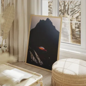 poster voiture planete sombre salon beige.webp