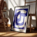 affiche abstraite aux lignes bleues sur fond beige typographie noire en haut et encadre.webp