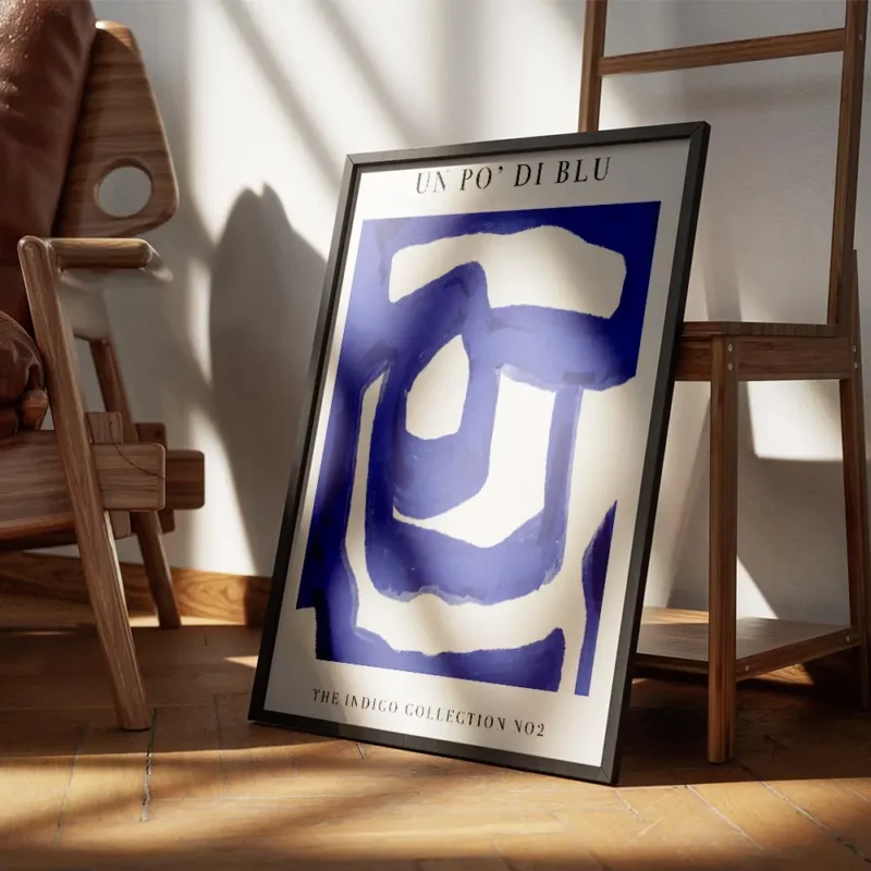 affiche abstraite aux lignes bleues sur fond beige typographie noire en haut et encadre.webp