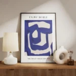 affiche abstraite aux lignes bleues sur fond beige typographie noire en haut et meuble.webp