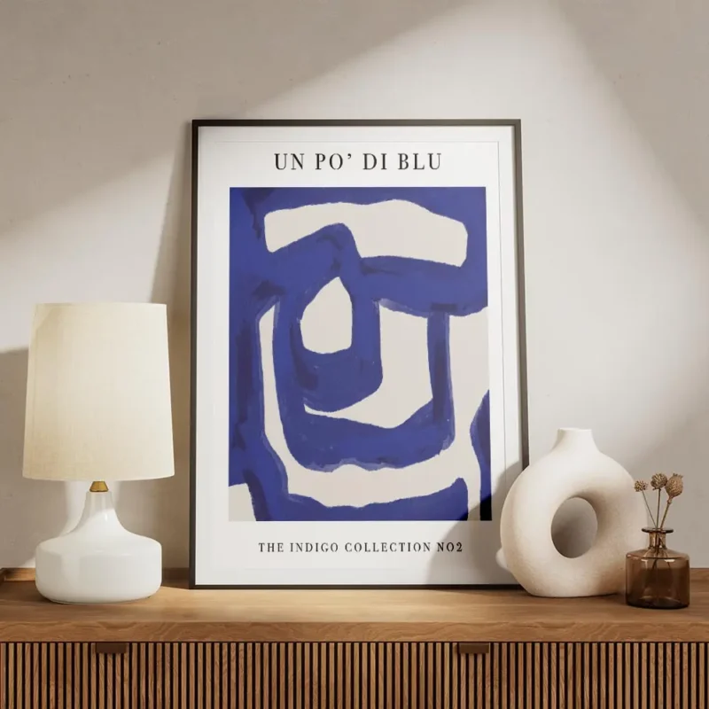 affiche abstraite aux lignes bleues sur fond beige typographie noire en haut et meuble.webp