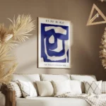 affiche abstraite aux lignes bleues sur fond beige typographie noire en haut et salon.webp