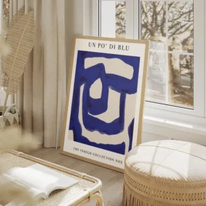 affiche abstraite aux lignes bleues sur fond beige typographie noire en haut et salon beige.webp