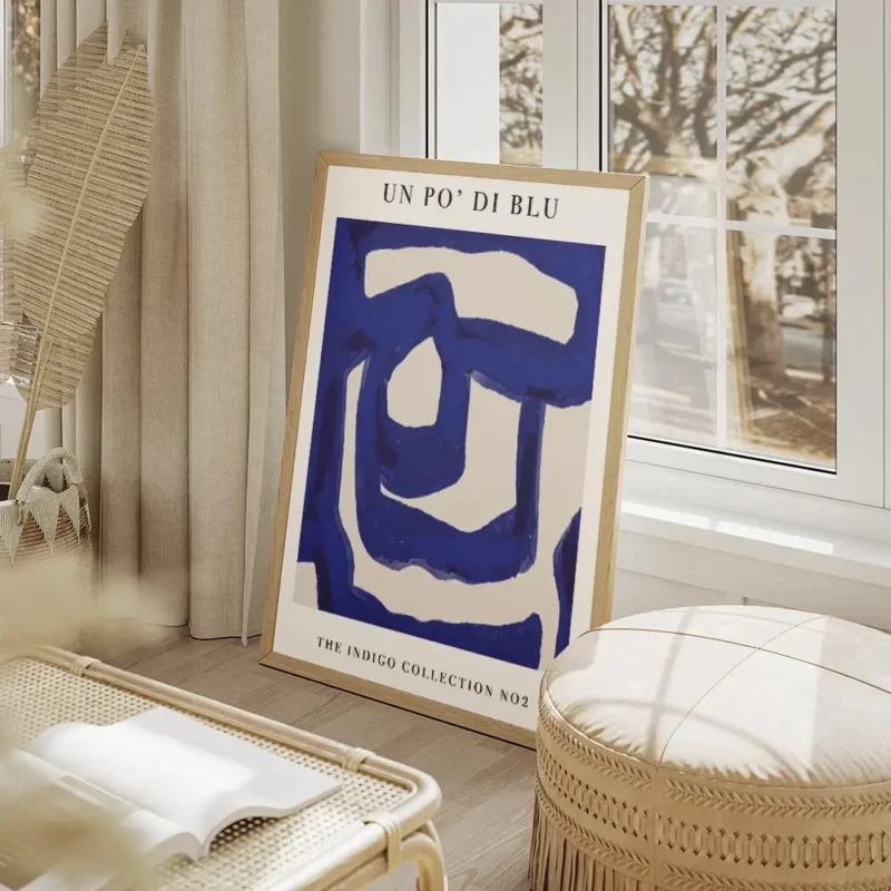 affiche abstraite aux lignes bleues sur fond beige typographie noire en haut et salon beige.webp